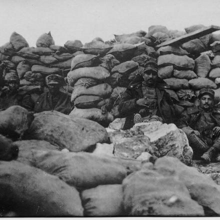 Posizione italiana costruita con sacchi di terra e sassi. - Foto da http://www.storiaememoriadibologna.it/