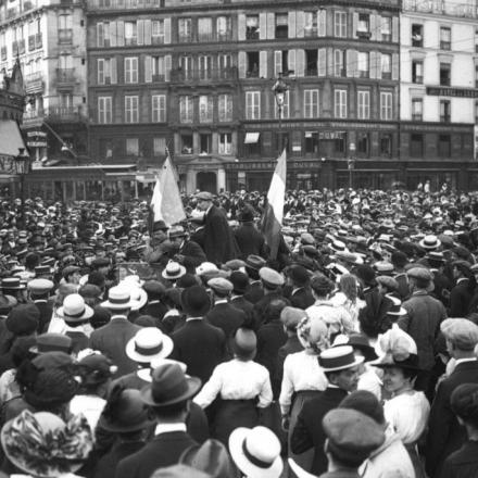 Folla che scorta soldati francesi, gare de l'Est (Parigi), durante la mobilitazione, all'inizio della prima guerra mondiale, il 3 agosto 1914. BNF Gallica
