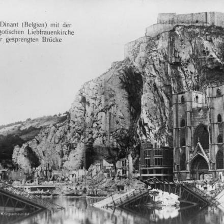 La Cittadella di Dinant, le rovine della Chiesa di Nostra Signora e il ponte distrutto, agosto 1914. © IWM Q 45994