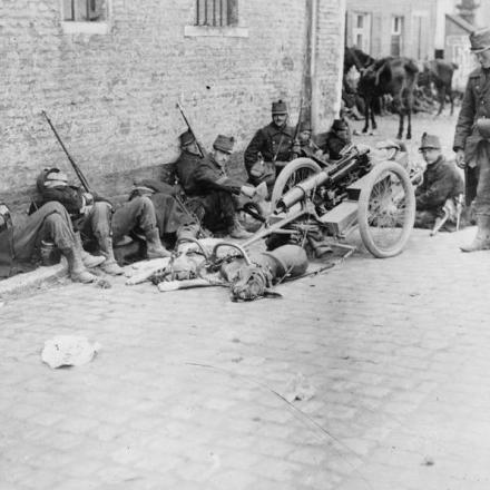 Uomini e cani esausti di una sezione di mitragliatrici belghe riposano sul ciglio della strada a Lovanio, durante la ritirata ad Anversa, 20 agosto 1914. © IWM Q 53207