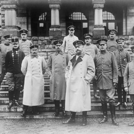 Il Feldmaresciallo Paul von Hindenburg con il suo staff poco dopo la battaglia di Tannenberg. Dietro c'è Erich Ludendorff e (alla sua destra) il tenente colonnello Max Hoffmann. © IWM HU 57551