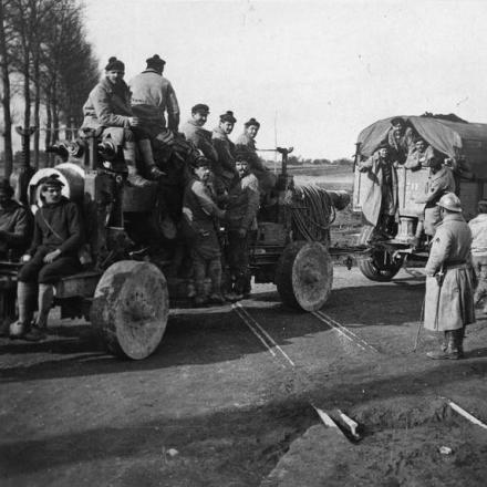 Un cannone navale francese viene trainato da un trattore a motore tra Guiscard e Ham, il 6 aprile 1917.© IWM (Q 78876)