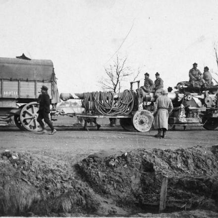 Un cannone navale francese viene trainato da un trattore a motore tra Guiscard e Ham, il 6 aprile 1917. © IWM (Q 78875)