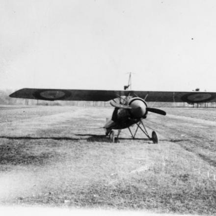 Morane-Parasol monoplane at the Chalons-en-Champagne aerodrome, 6 April 1917.    95/5000 Vista frontale di un monoplano Morane-Parasol nell'aerodromo di Chalons-en-Champagne, il 6 aprile 1917. © IWM (Q 56664)