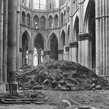 Veduta della cattedrale di Reims bombardata