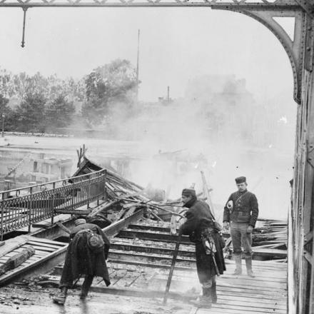 Ingegneri dell'esercito belga distruggono un ponte ferroviario a Termonde per fermare l'avanzata tedesca, 18 settembre 1914. © IWM Q 53249