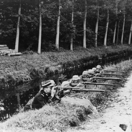 Truppe francesi che tengono la riva di un canale, 29 settembre 1914. © IWM Q 53264