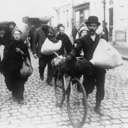Fuggiaschi da Anversa di passaggio a Roosendaal. © IWM HU 52449