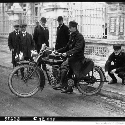 Una staffetta motociclista del Governo belga a Le Havre, 1914. © BNF Gallica - Agence Meurisse ark_12148_btv1b9041712b
