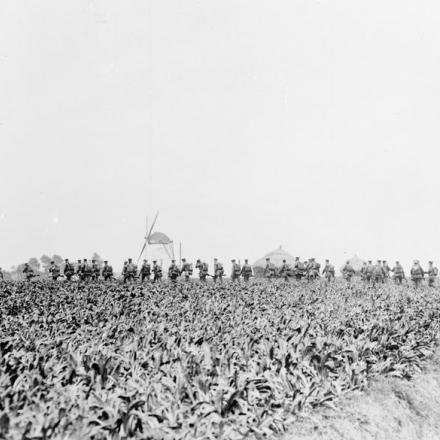 La corsa al mare: fanteria britannica in un campo del Belgio, ottobre 1914. © IWM Q 53321
