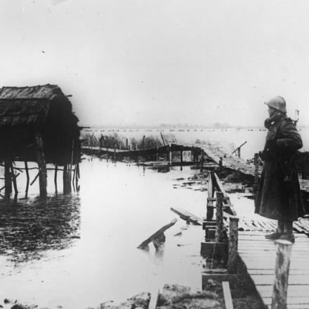 Un ufficiale belga di sentinella sull'Yser. © IWM Q 45996