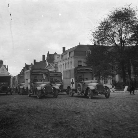 Ambulanze all'esterno di un edificio adibito a ospedale in Place Pierre, Ypres. © IWM Q 57275