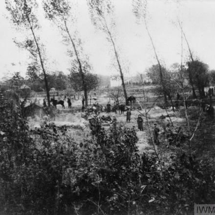 Uomini del 2° battaglione, guardie scozzesi  accanto alla strada Ypres-Menin, ottobre 1914. © IWM Q 57207