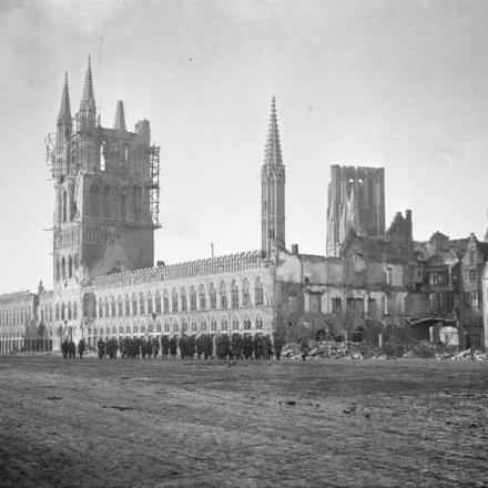 La piazza del mercato di Ypres e la Cattedrale di St Martin. © IWM Q 57287