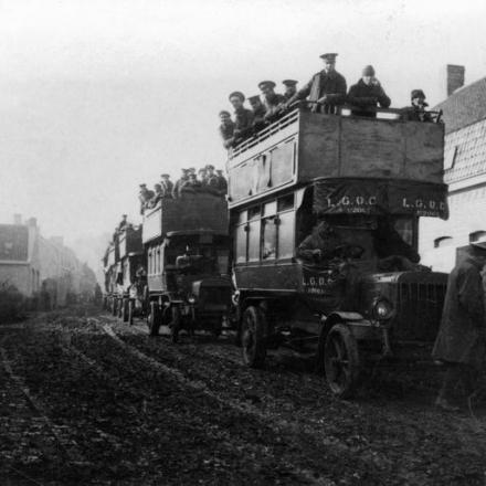 Soldati del Royal Warwickshire Regiment trasportati in autobus verso Ypres, 6 novembre 1914. © IWM Q 57328