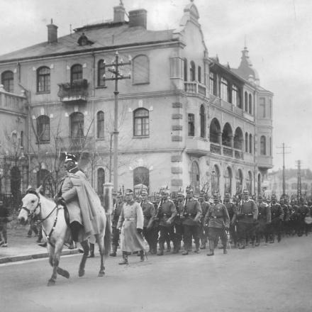 I difensori di Tsingtao si spostano verso le difese esterne durante l'assedio. © Wikipedia -  International News Service - public domain