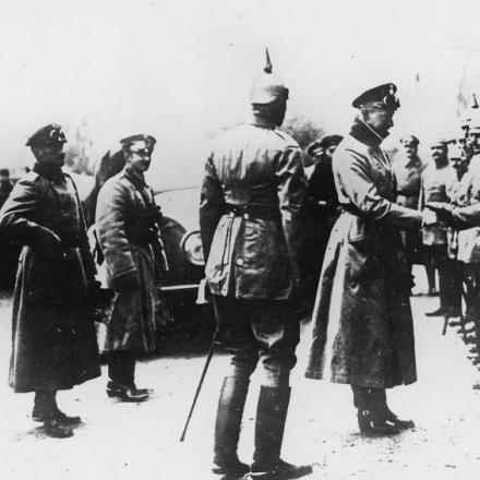 Il principe ereditario di Prussia Friedrich Wilhelm ispeziona le truppe tedesche, 17 novembre 1914. © IWM Q 53411