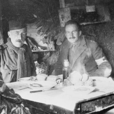 Ufficiali del 1° Battaglione Scottish Rifles nelle trincee di Houplines il 18 novembre 1914. © IWM Q 51528