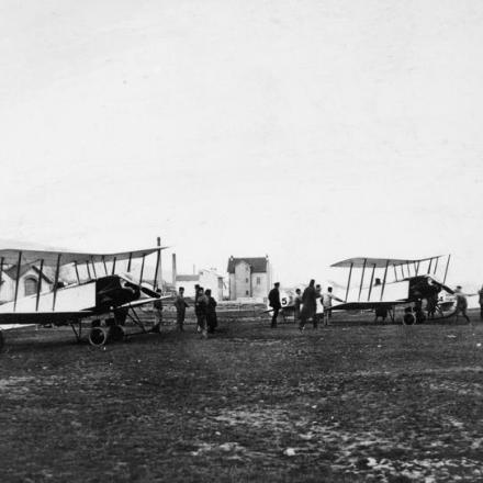 Tre Avro 504  a Belfort, in Francia, in  procinto di partire per il raid sui capannoni degli Zeppelin a Friedrichshafen il 21 novembre 1914. © IWM Q 73780