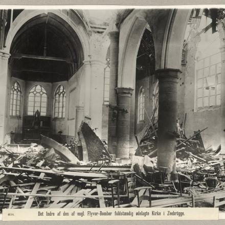 L'interno di una chiesa distrutta dal bombardamento aereo a Zeebrugge. © Denmark_kb.billeder_object178739 © Denmark_kb.billeder_object178739 CC BY-NC-ND