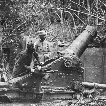 Artiglieri francesi armati di mortaio da 220 mm a Le Ronchamps (Marna), 17 luglio 1915. © IWM Q 78068
