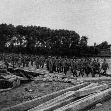 Truppe russe attraversano la Vistula in direzione Ivangorod