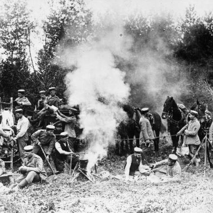 Truppe tedesche riposano sul fronte orientale. Foto probabilmente scattata durante la battaglia di  Łódź. © IWM Q 53412