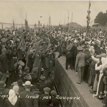 Partenza di volontari fucilieri lituani dal porto di Riga nell'agosto del 1915, fotografo Jānis Rieksts 