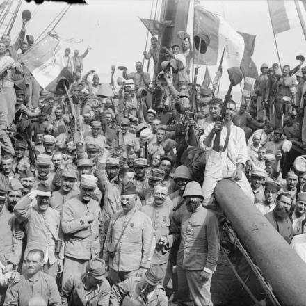 Truppe francesi prima dello sbarco a Gallipoli, 1915. © IWM London