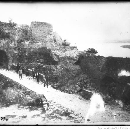 Il muro abbattuto della fortezza di Belgrado in Serbia, 1914. © B. N. F.  - Agence Rol ark_12148_btv1b6931426m