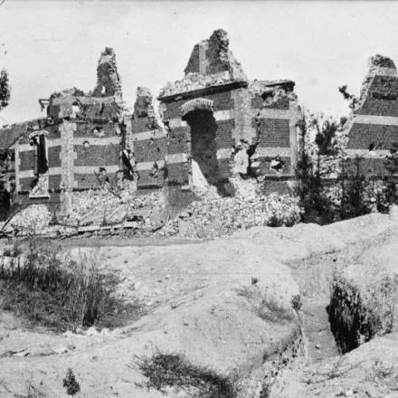 Castello in rovina a Vermelles con una trincea delle riserve tedesche. © IWM Q 82597 