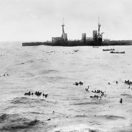 Battaglia delle Isole Falkland, 8 dicembre 1914. Marinai della S.M.S. Gneisenau che saranno recuperati dalla H.M.S. Invincible e Inflexible. © Wikimedia Commons -  IWM Q 20896 - public domain