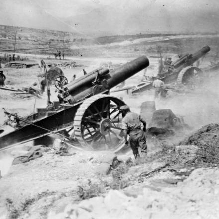 Artiglieria inglese bombarda le postazioni austriache sul fronte occidentale