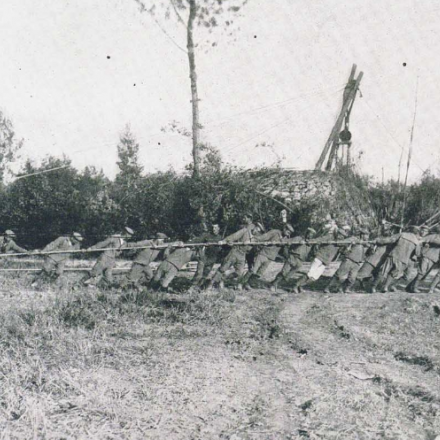 Marinai in cordata che eseguono il traino d'una bocca di fuoco attraverso la piana dell'Isonzo, © BSMC di Roma