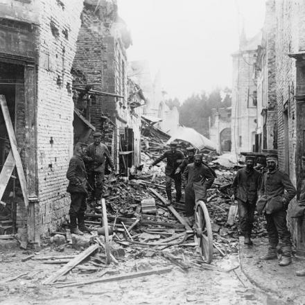 Truppe tedesche in una strada in rovina di Peronne. © IWM Q 29946