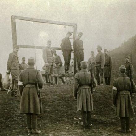 Impiccagione di prigionieri e civili serbi da parte delle truppe austro-ungariche