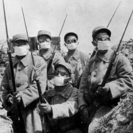 Truppe francesi indossano una prima forma di maschera antigas  © Hulton Archive - Getty Images