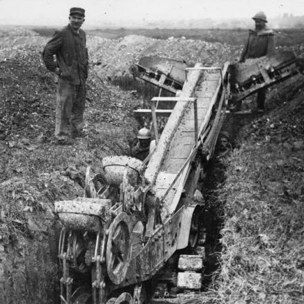 Truppe francesi che utilizzano una scavatrice di trincee in Champagne. © IWM Q 75984