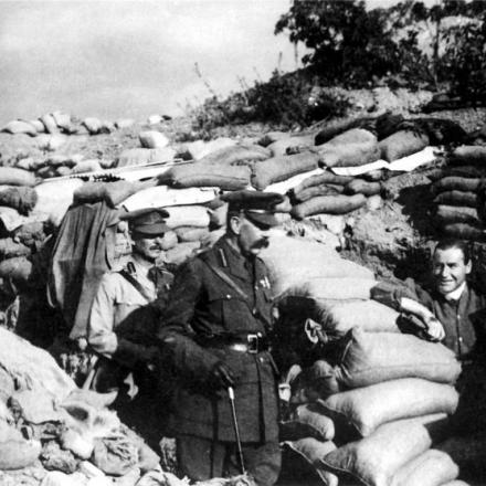 Lord Kitchener a Gallipoli ispeziona le trincee durante la campagna del 1915
