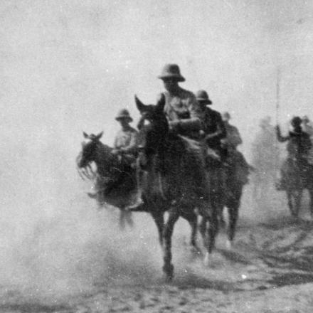 Il Generale Townshend a cavallo in una nube di polvere durante la ritirata verso Kut, Copyright IWM