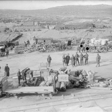 Truppe britanniche che si preparano per l'evacuazione a "A" West Beach, Suvla Bay, 17 dicembre 1915. © IWM Q 13688