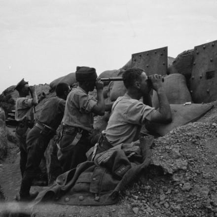 Uomini della Royal Field Artillery (RFA) che presidiano un posto di osservazione avanzato nelle linee britanniche a Cape Helles. © IWM HU 105663