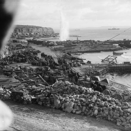 Evacuazione su 'W' Beach, Cape Helles. Un proiettile turco cade in mare. 7 gennaio 1916. © IWM Q 13692