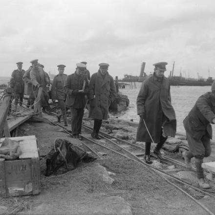Il commodoro Roger Keyes cammina sulla spiaggia la mattina dell'ultimo giorno dell'evacuazione di Gallipoli. © IWM Q 13758