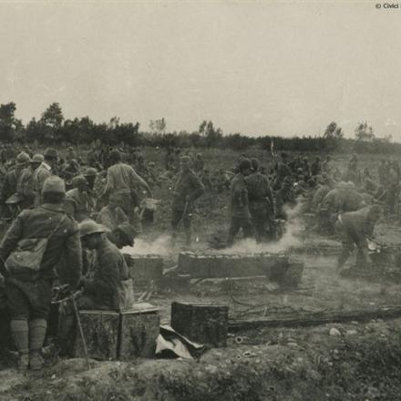 Distribuzione del rancio a soldati italiani 