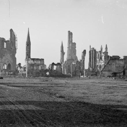 Rovine del Palazzo del Tessuto (Lakenhalle) e della Cattedrale di San Martino a Ypres, 23 gennaio 1916. © IWM Q 29055