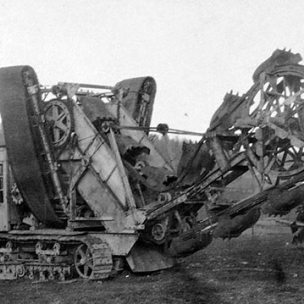 Scavatrice di trincee A7V-Schützengrabenbagger LMG con il braccio della benna sollevato. © tanks-encyclopedia.com