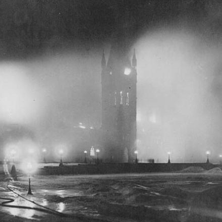 Edificio centrale della Collina del Parlamento di Ottawa incendiato Di Reid, J.B. — Fonte: Biblioteca e Archivi del Canada 