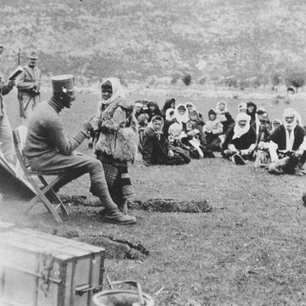 Dottore dell’esercito austroungarico riceve pazienti dai villaggi albanesi - Fonte Collezione tedesca della Prima Guerra Mondiale, Imperial War Museum 