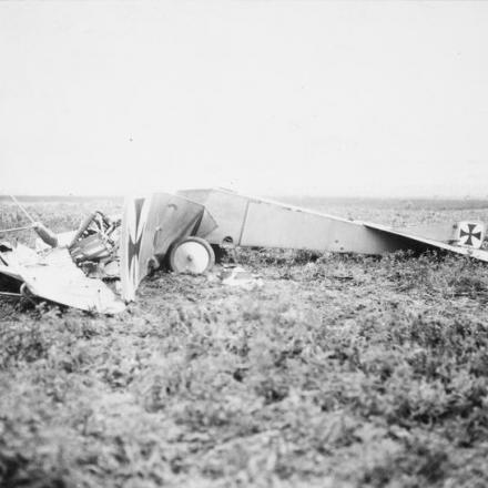 Fronte occidentale: un aereo tedesco precipitato, 5 febbraio 1916. © IWM Q 105765